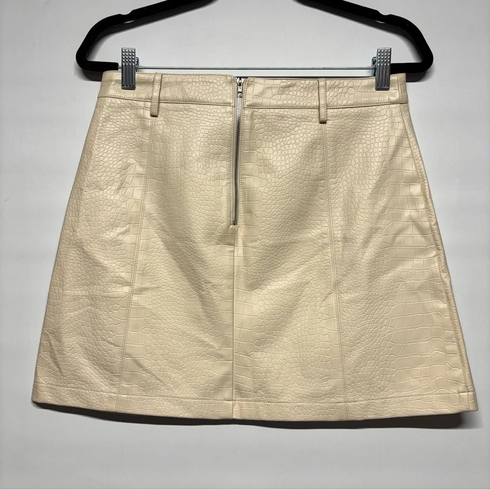 ✨Francesca's Collections Cream Mini Skirt Size M